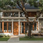 Hunian Sempit Tetap Sejuk: Rahasia Desain Satu Pohon Besar