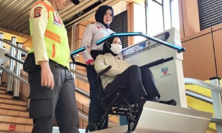 Stasiun Cikini Punya Lift Ke Peron Untuk Lansia Dan Disabilitas