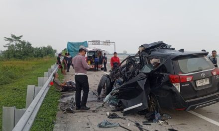 Fortuner Ngebut, Tabrak Agya Hingga Terguling Di Tol Andara