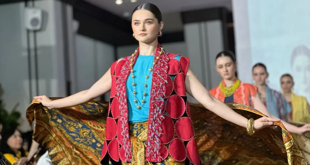Saat Taman Bunga Mekar Di Atas Kain Batik Koleksi Danar Hadi