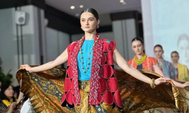 Saat Taman Bunga Mekar Di Atas Kain Batik Koleksi Danar Hadi